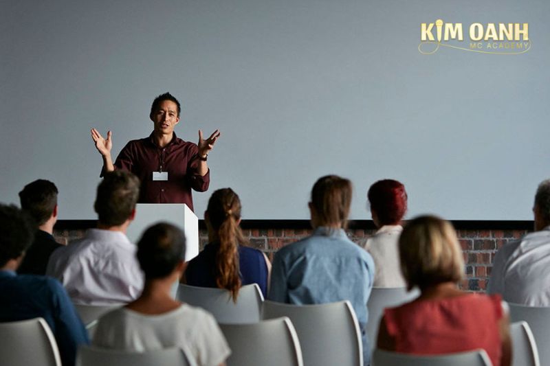 Tại sao chúng ta lại hồi hộp khi thuyết trình?