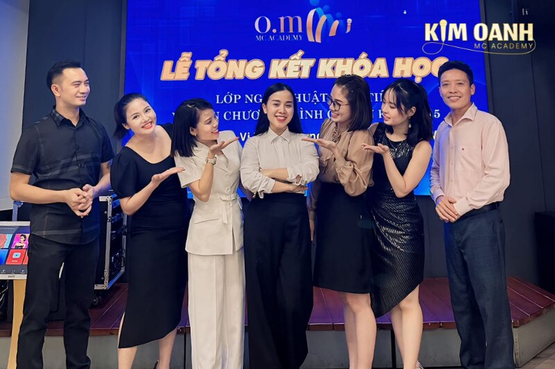 Tham gia lớp học giao tiếp của Kim Oanh