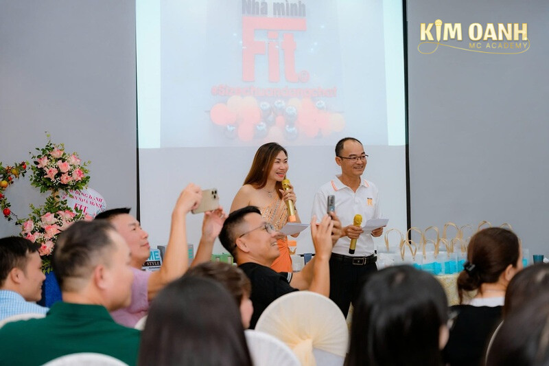 So sánh khóa học MC cấp tốc với khóa học MC truyền thống