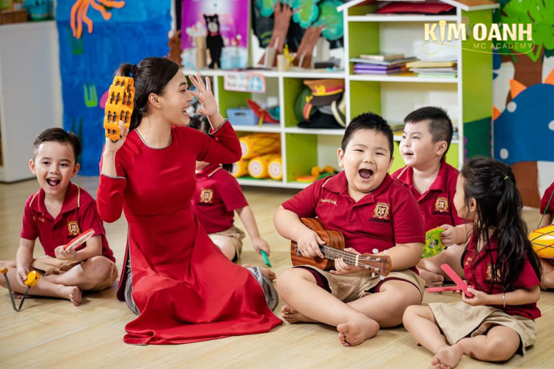 Giáo viên mầm non cần có những kỹ năng gì để giao tiếp với trẻ?