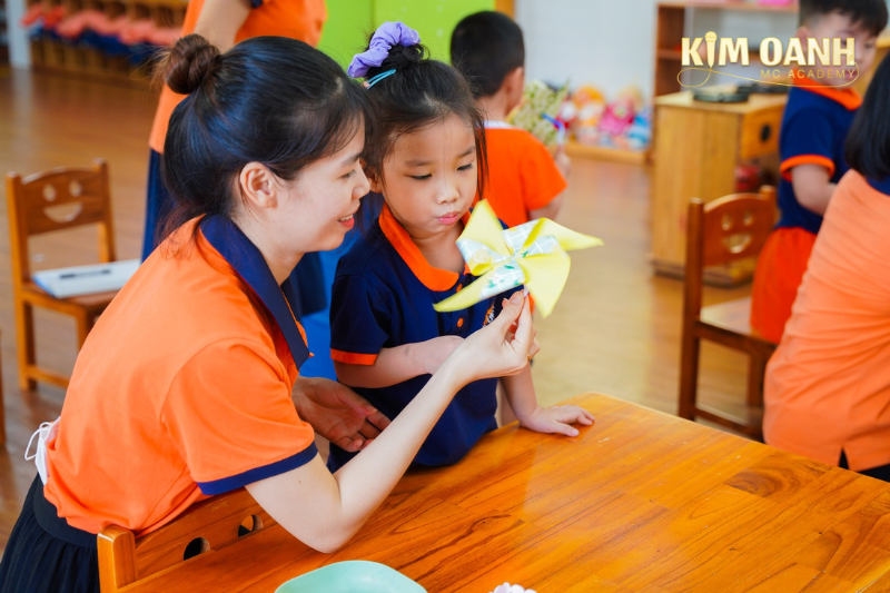 Thường xuyên trò chuyện cùng trẻ để luyện kỹ năng giao tiếp