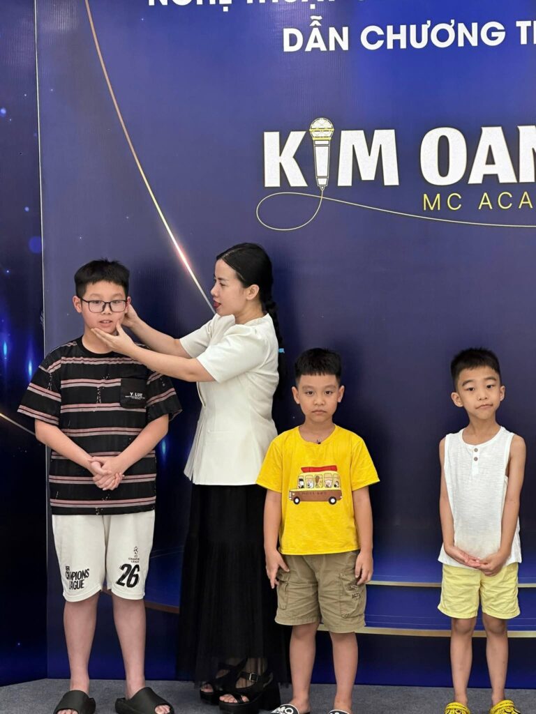 lớp học làm mc cho bé