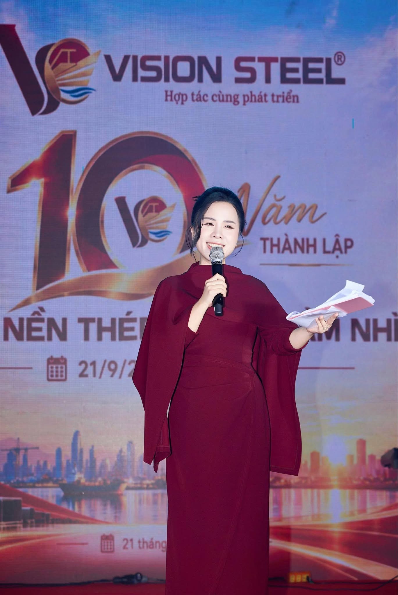 Kịch Bản MC Lễ Kỷ Niệm Chuyên Nghiệp: Cấu Trúc, Mẫu Lời Dẫn Và Bí Quyết Làm Chủ Sân Khấu